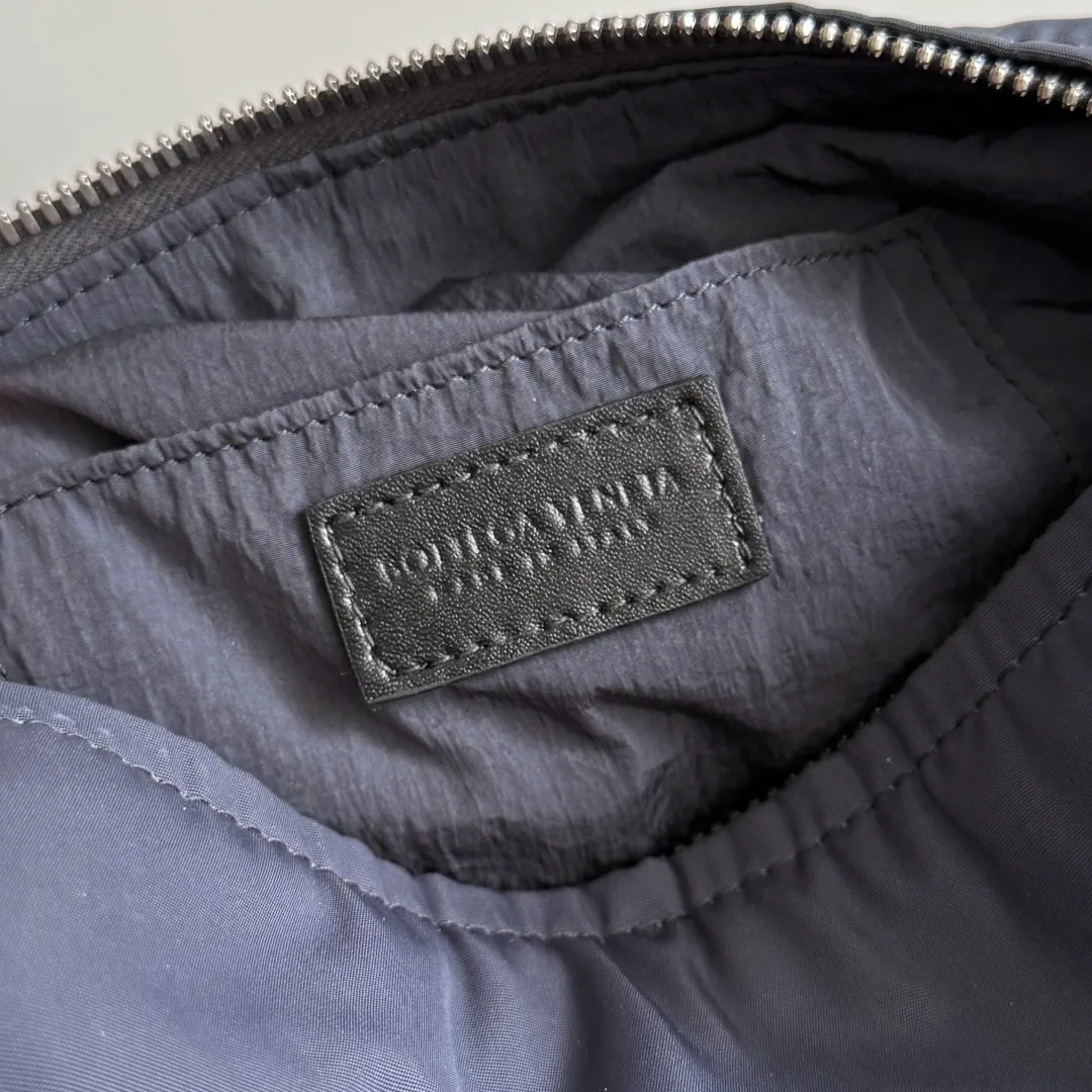 Batch 1160 Bottega Veneta When BV's classic genes are integrated into daily storage, this new bag directly understands the "advanced practical aesthetics"✨The new storage bag reshapes the sense of daily ritual with a low-key luxury attitude. The selection of high-quality nylon is light but tough. It reflects BV's dedication to quality. It can withstand the bumps of the journey and complement the daily sophistication. The large capacity is amazing, and the partitioned storage is ingeniously designed. Cosmetics and small items are in their proper places. Business trips, travels, and commuting are all about worry-free storage in one package. Style number: 806369 Size: 20*10*9cm